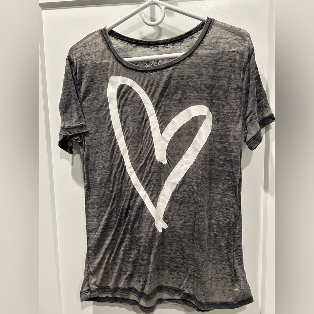 Chaser brand women’s t-shirt in gray with heart